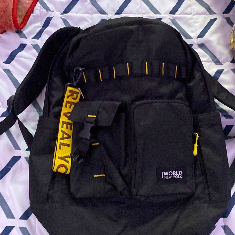 J world Fénix Convertible backpack with key ring puller.
